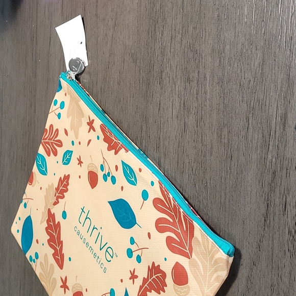 NWT Thrive Causemetics Makeup Bag - Picture 3 of 4
